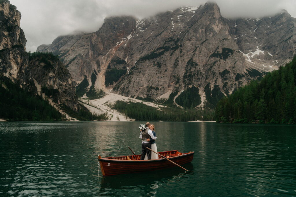 svatba v Itálii u jezera Lago di Braies